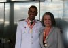 Miniatura de Presidente do TCDF, Marli Vinhadeli, recebe medalha de Honra no Corpo de Bombeiros