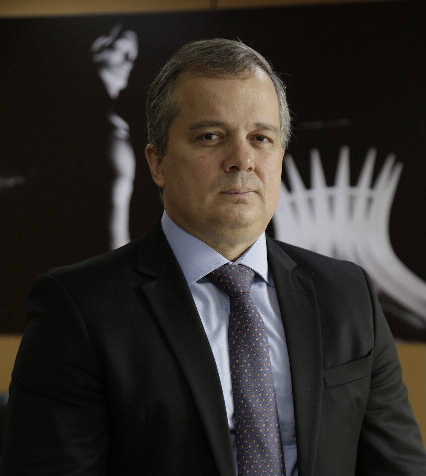 Miniatura de Novo Conselheiro do TCDF toma posse no cargo