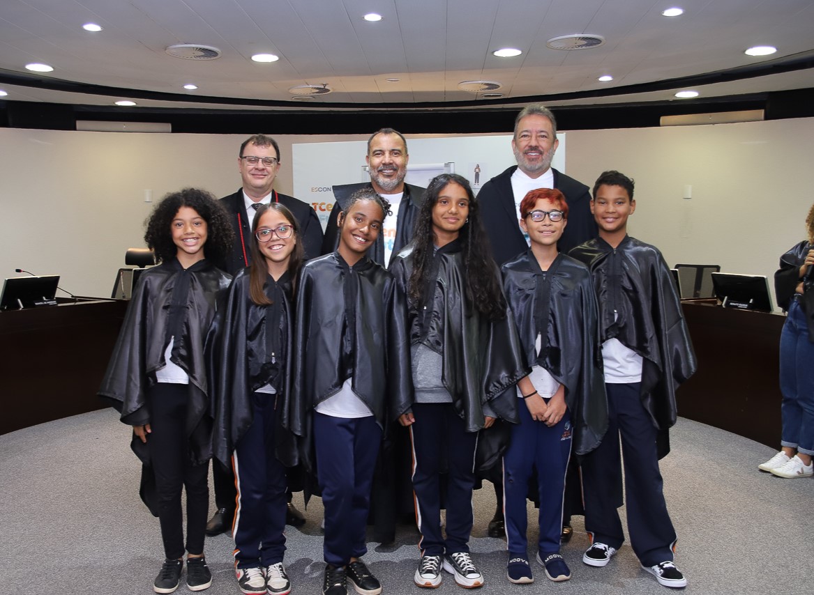Miniatura de Estudantes do ensino fundamental simulam sessão de julgamento no Plenário do Tribunal de Contas do DF 