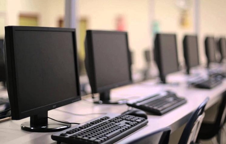 Miniatura de Corte doa computadores para projeto em escolas públicas