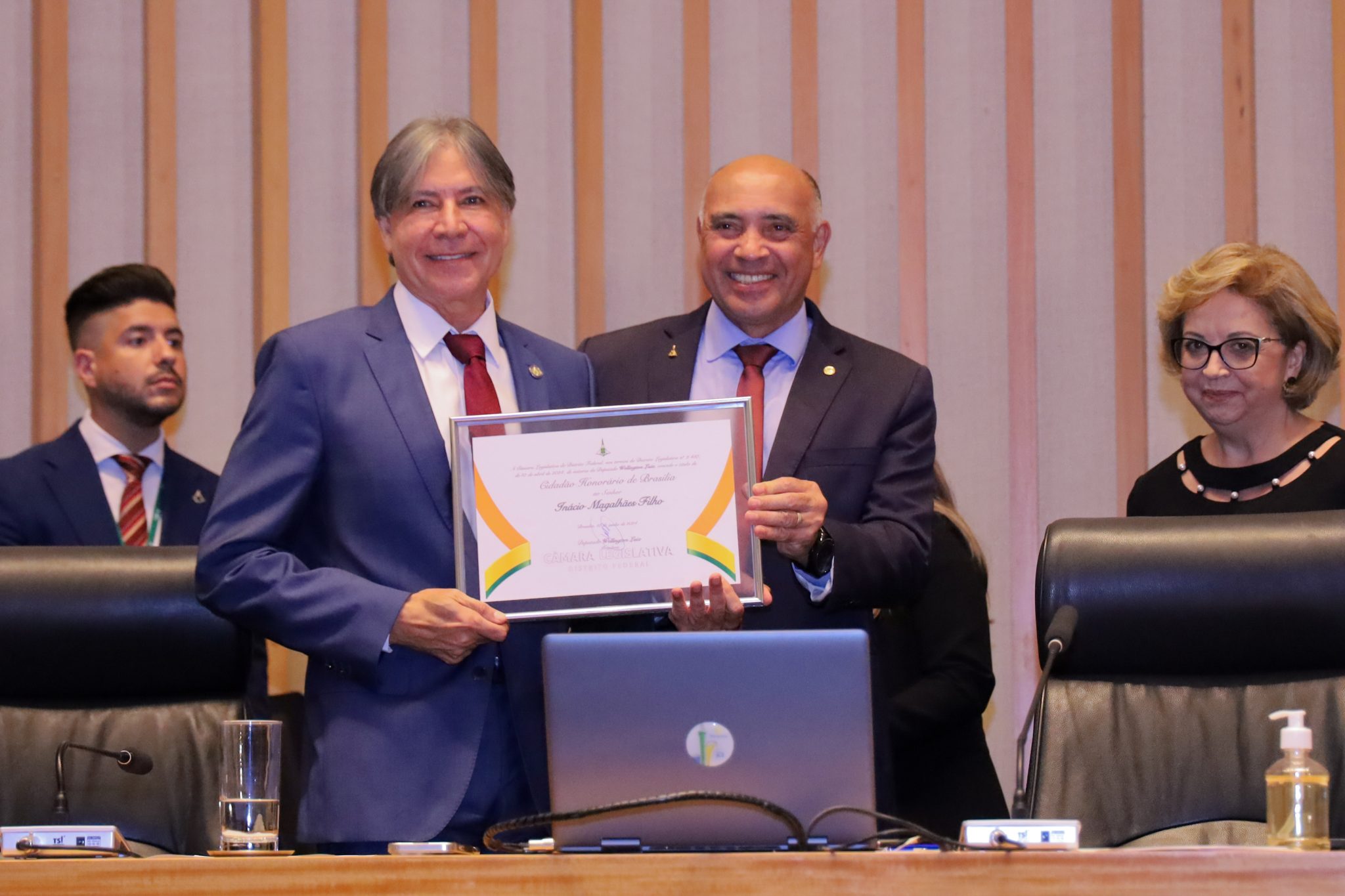 Miniatura de Conselheiro Inácio Magalhães recebe Título de Cidadão Honorário do Distrito Federal  