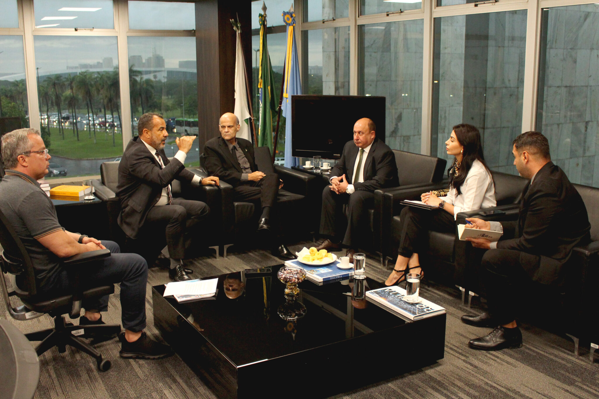 Miniatura de Presidente do TCDF recebe visita do Encarregado de Negócios da Embaixada do Iraque