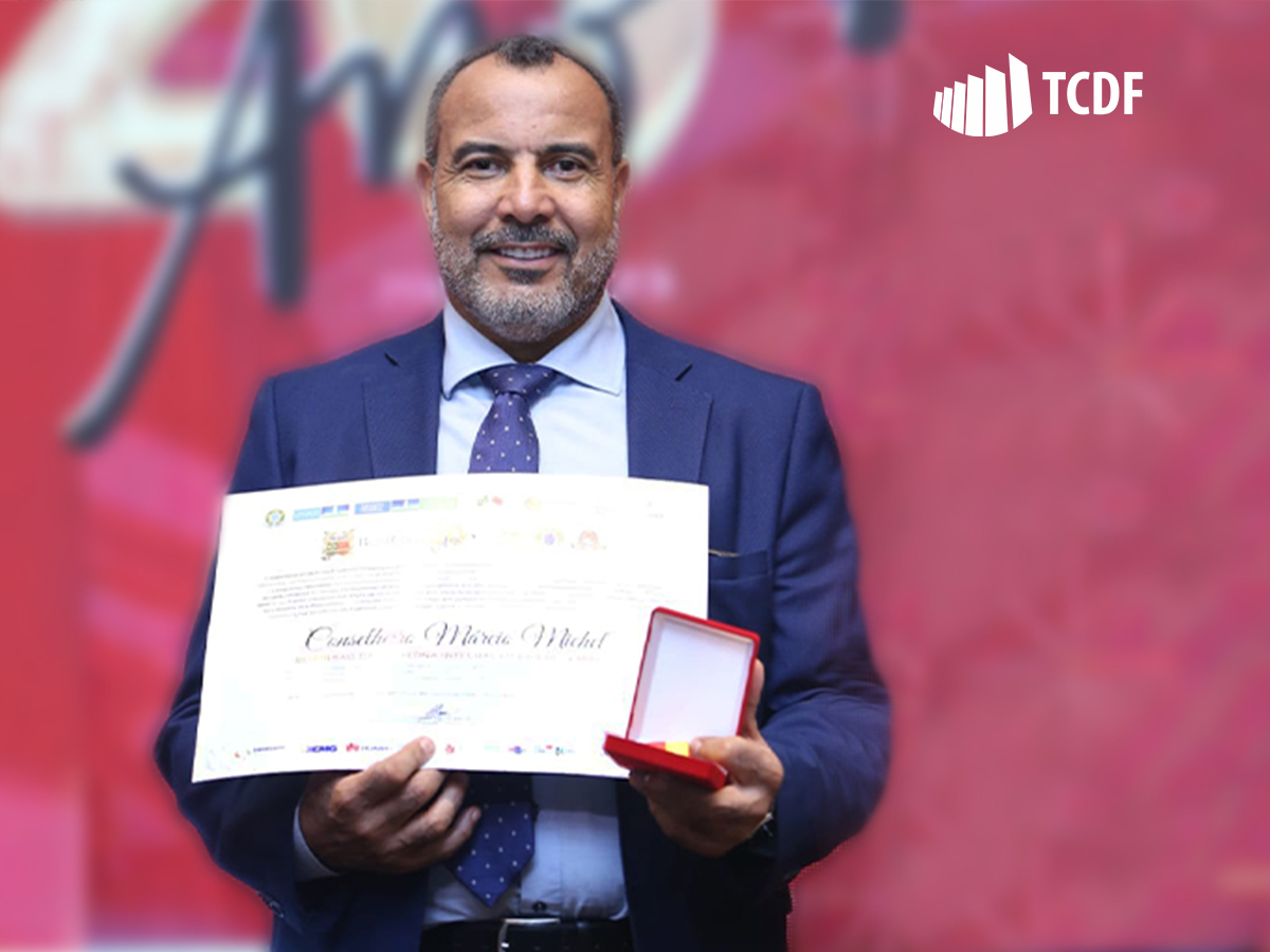 Miniatura de Presidente do TCDF recebe medalha em comemoração à aliança Brasil-China 