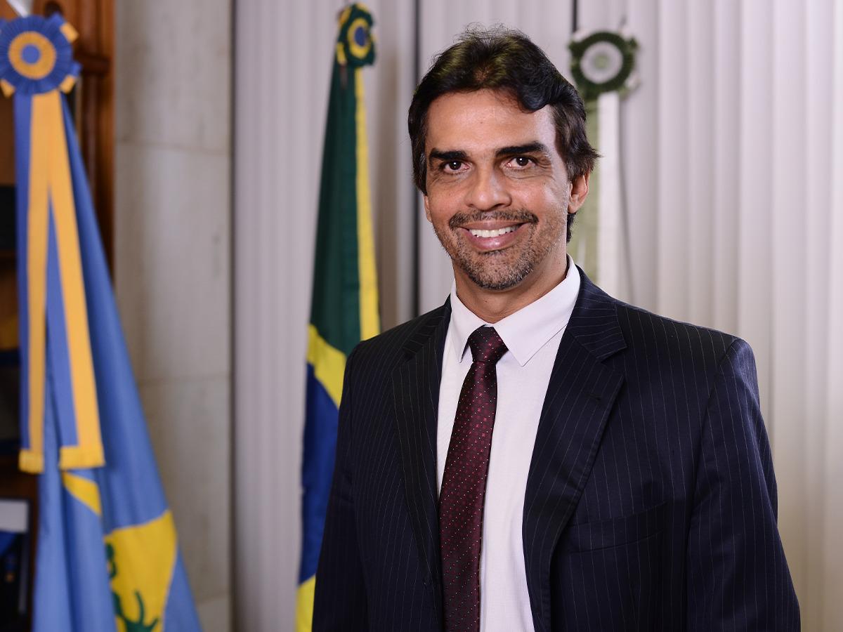 Miniatura de Conselheiro Paulo Tadeu é eleito presidente do TCDF