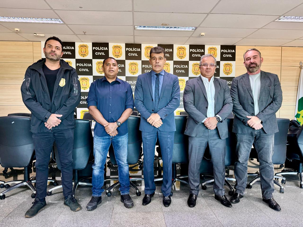 Miniatura de Vice-presidente do TCDF discute ações de proteção aos animais com Polícia Civil do DF